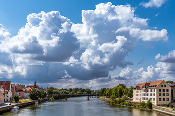 Obraz premium Donau durch Regensburg mit Wolkenhimmel