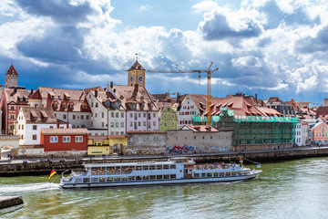 Fototapeta premium Altstadt Regensburg an der Donau mit Ausflugsdampfer