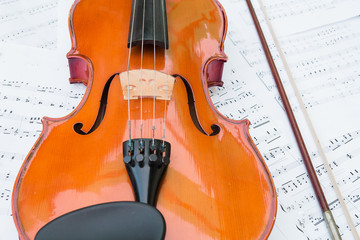 Naklejka premium Violin isolated on white background. musical instruments violin parts on white background. notes and violin