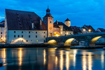 Altstadt von Regenburg bei Nacht - steinerne Brücke - Salzstadel