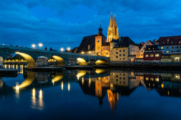 Idyllisches Regensburg in Bayern bei Nacht