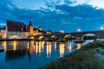 Fototapeta premium Regensburger Altstadt bei Nacht - steinerne Brücke - Salzstadel