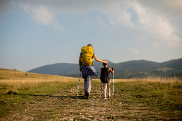 Fototapeta na wymiar Young father and daughter enjoy hiking on a sunny day