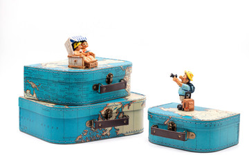 Reisekoffer mit Weltkarte und witzigen Strandfiguren © AIDAsign