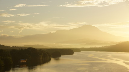 Obraz premium Mount Kinabalu during sunrise over Sulaman River Bridge