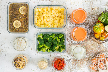 Meal prepared in different glass conteiners for all week