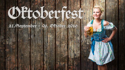 Oktoberfest 2019 Banner mit junger Frau im Dirndl vor Holzhintergrund