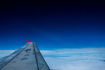 Asa de avi&atilde;o e C&eacute;u Azul