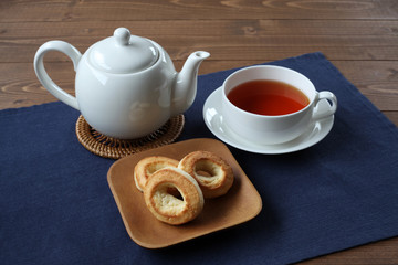 お皿にのせた スコーン ビスケット 紅茶 ティータイム テーブル