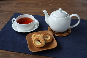 お皿にのせた スコーン ビスケット 紅茶 ティータイム テーブル
