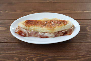 お皿にのせた パニーノ ベーコン サンド パン サンドウィッチ テーブル