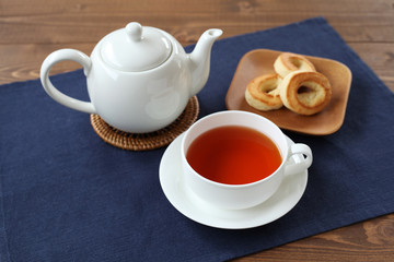 紅茶とお皿にのせた スコーン ビスケット ティータイム テーブル