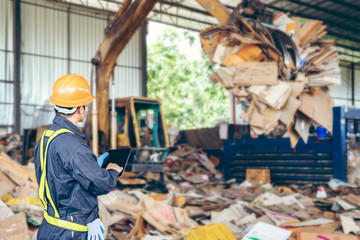 Engineer Standing to work with tablet Machines in the recycling industry - obrazy, fototapety, plakaty
