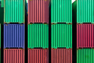 積まれたコンテナ