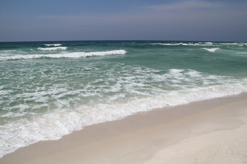 Fototapeta na wymiar Pristine white sand beach with turquois ocean water
