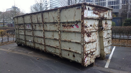 großer Müllcontainer grau gebraucht zerkratzt verrostet