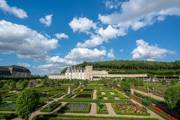 Villandry, castello e giardini, cielo blu con nuvole, Francia - 286942402