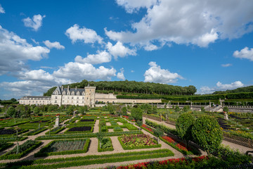 Villandry, castello e giardini, cielo blu con nuvole, Francia - 286942404