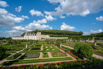 Villandry, castello e giardini, cielo blu con nuvole, Francia - 286942492