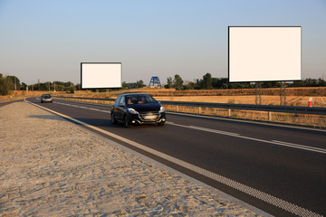 Fototapeta Puste bilbordy reklamowe przy drodze szybkiego ruchu o zachodzie słońca.. obraz