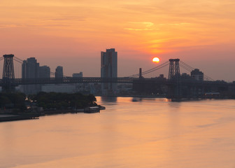 Obraz premium Wschód słońca na moście Williamsburg z East River