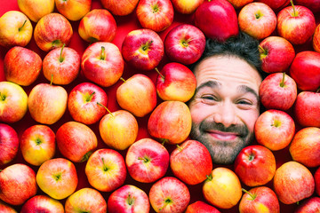 Mann mit Äpfeln, Konzept für die Lebensmittelindustrie. Gesicht von lachenden Frauen in der apffel oberfläche kein Plastikkonzept verpackung