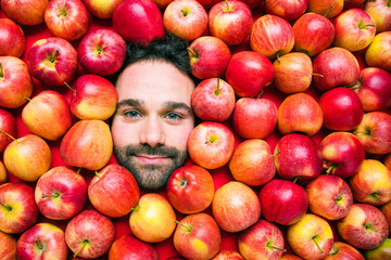 Mann mit Äpfeln, Konzept für die Lebensmittelindustrie. Gesicht von lachenden Frauen in der apffel oberfläche kein Plastikkonzept verpackung