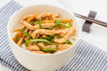 チンジャオロース丼