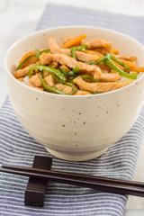 チンジャオロース丼