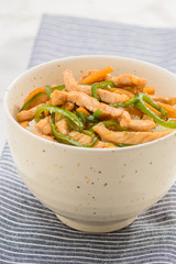 チンジャオロース丼