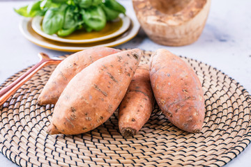 Frische Süßkartoffeln auf einem Küchentisch