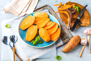 Frische Süßkartoffeln auf einem Küchentisch