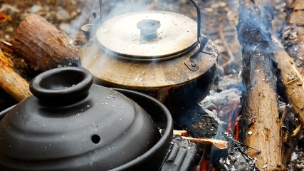 キャンプファイアーと調理器具