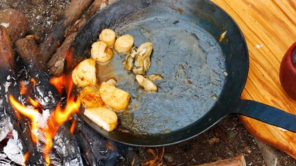 キャンプ で貝のバター焼きを楽しむ