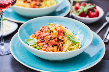 Spaghetti Bolognese mit Tomatensauce und Hackfleisch, geriebenem Parmesankäse und frischem Basilikum