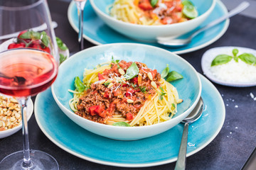 Spaghetti Bolognese mit Tomatensauce und Hackfleisch, geriebenem Parmesankäse und frischem Basilikum