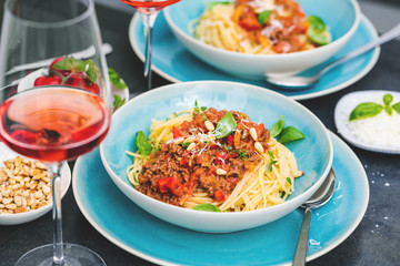 Spaghetti Bolognese mit Tomatensauce und Hackfleisch, geriebenem Parmesankäse und frischem...
