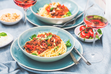 Spaghetti Bolognese mit Tomatensauce und Hackfleisch, geriebenem Parmesankäse und frischem Basilikum