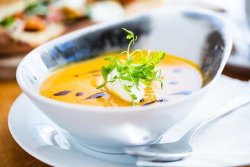 Kürbis-Karotten-Suppe mit Sahne oder Cream Fresh 