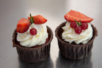 Cakes with strawberries.