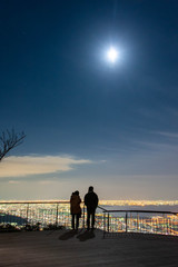 Fototapeta premium 月と夜景が美しい六甲山の展望台