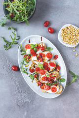 Italienisches Bruschetta mit gehackten Tomaten, Basilikum und Mozzarella auf gegrilltem knusprigem Brot