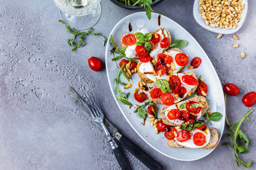 Italienisches Bruschetta mit gehackten Tomaten, Basilikum und Mozzarella auf gegrilltem knusprigem Brot