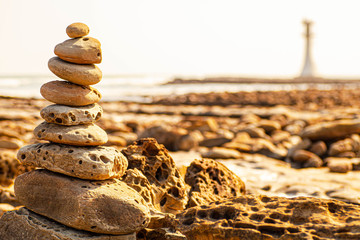Fototapeta na wymiar 海岸に積まれた石の造形