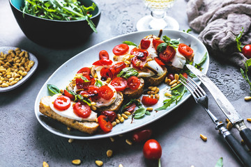 Italienisches Bruschetta mit gehackten Tomaten, Basilikum und Mozzarella auf gegrilltem knusprigem Brot