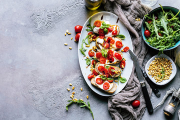 Italienisches Bruschetta mit gehackten Tomaten, Basilikum und Mozzarella auf gegrilltem knusprigem...