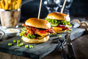 Beef Burger mit Pommes Frites und einem erfrischenden glas Craft Beer