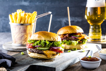 Beef Burger mit Pommes Frites und einem erfrischenden glas Craft Beer