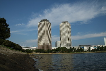 Fototapeta premium 東京ベイエリアとタワーマンション（お台場）