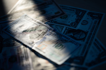 貿易戦争イメージしたドルと元